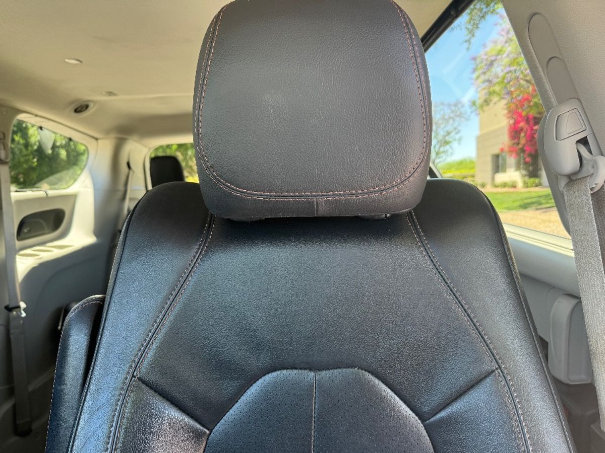 Grey Chrysler Pacifica image number 6