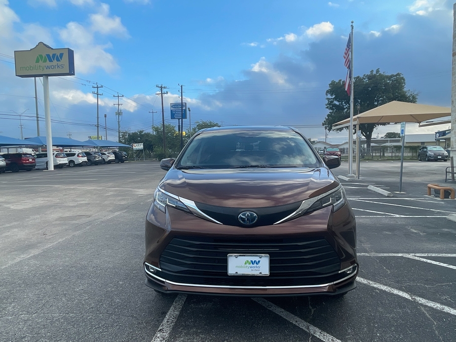 Orange Toyota Sienna image number 2