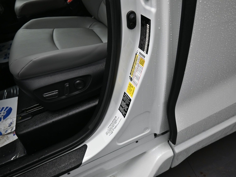 White Toyota Sienna image number 11