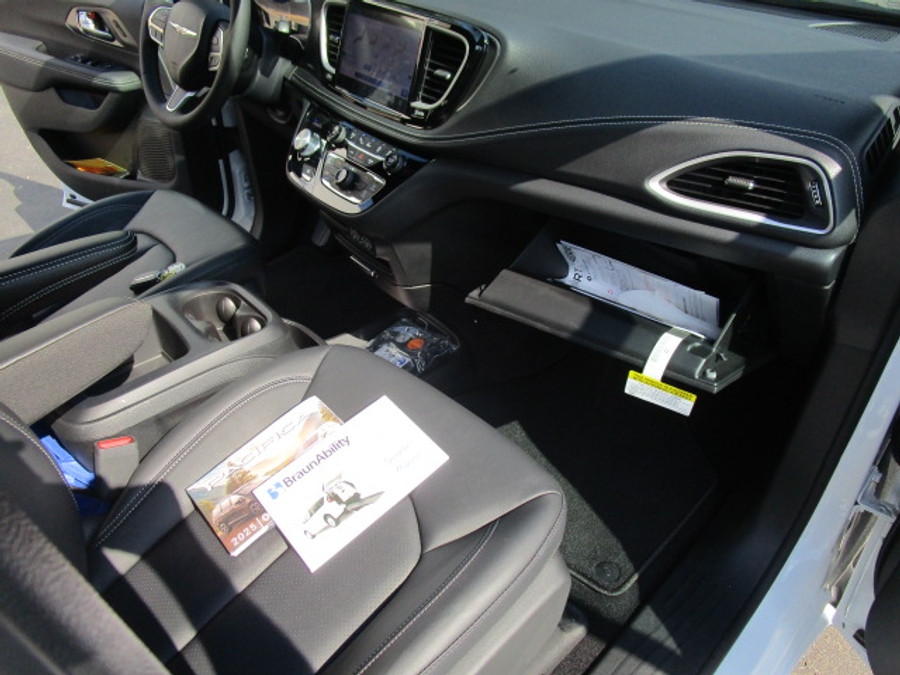 New 2025 Chrysler Pacifica Select Safety - BraunAbility Rear Entry Entry Fold Out Manual Ramp