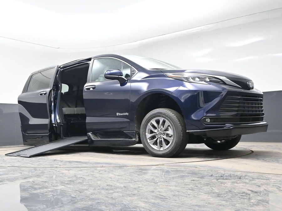 New 2026 Toyota Sienna Hybrid XLE Base - BraunAbility Side Entry In Floor Automatic Ramp