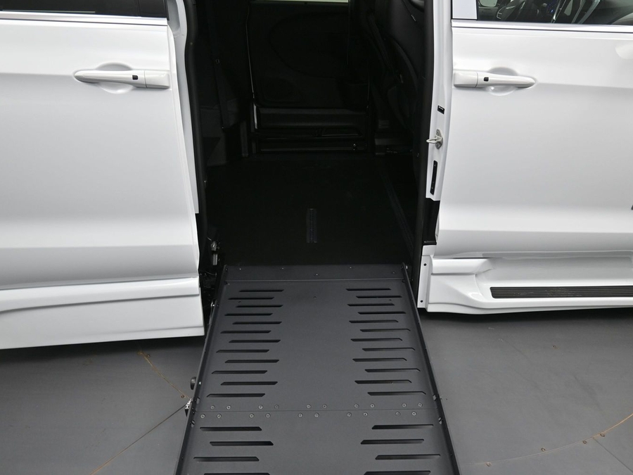 White Chrysler Pacifica image number 10