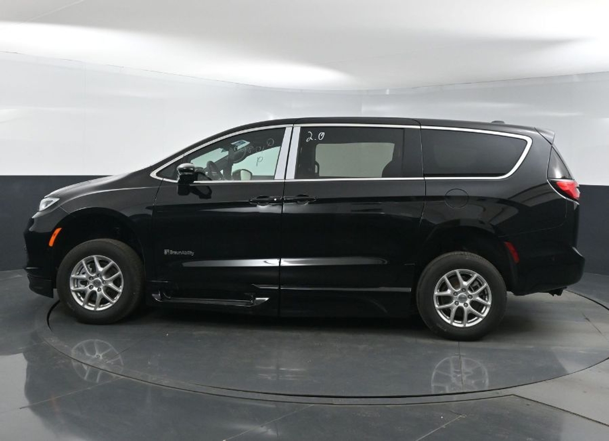 2025 CHRYSLER PACIFICA - Image 4