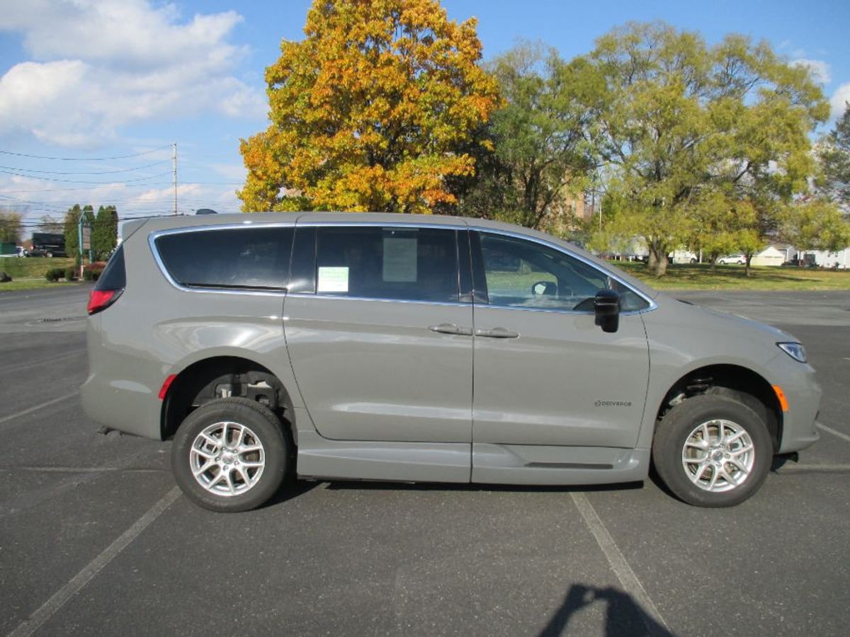 Grey Chrysler Pacifica image number 6