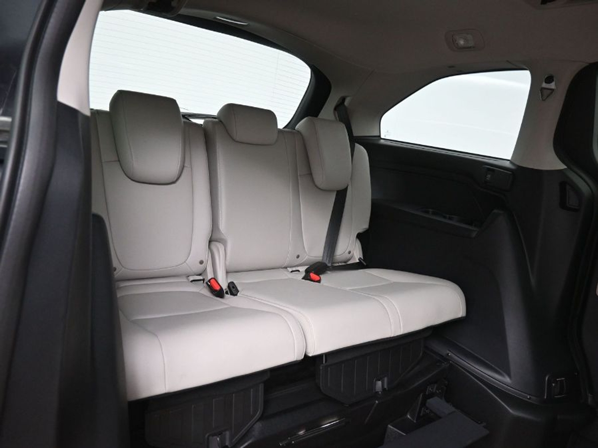 Grey Honda Odyssey image number 9