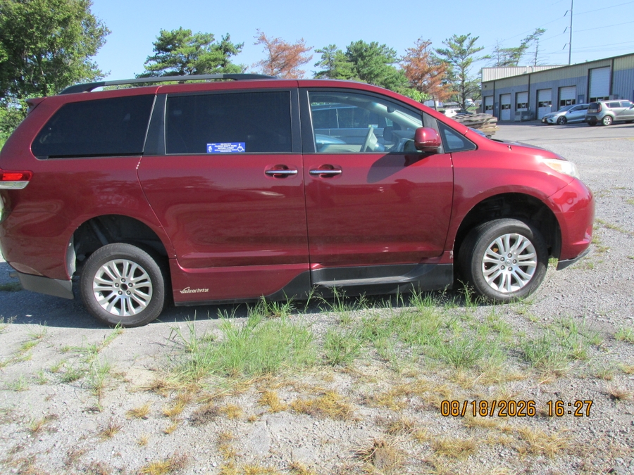  Toyota Sienna image number 3