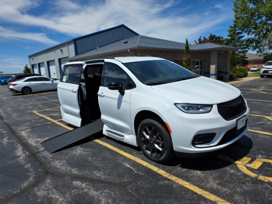 2026 Chrysler Pacifica Select's photo