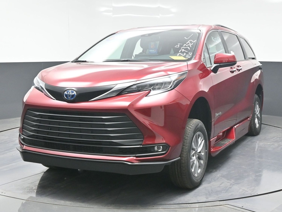 New 2025 Toyota Sienna Hybrid XLE Plus - BraunAbility Side Entry Entry In Floor Automatic Ramp