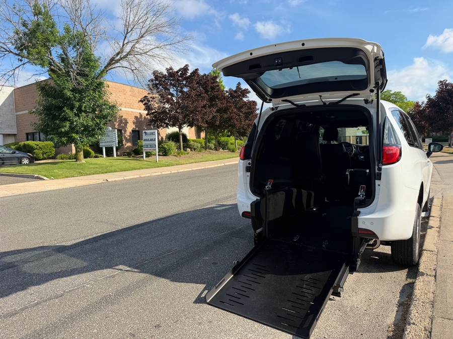 White Chrysler Voyager image number 15