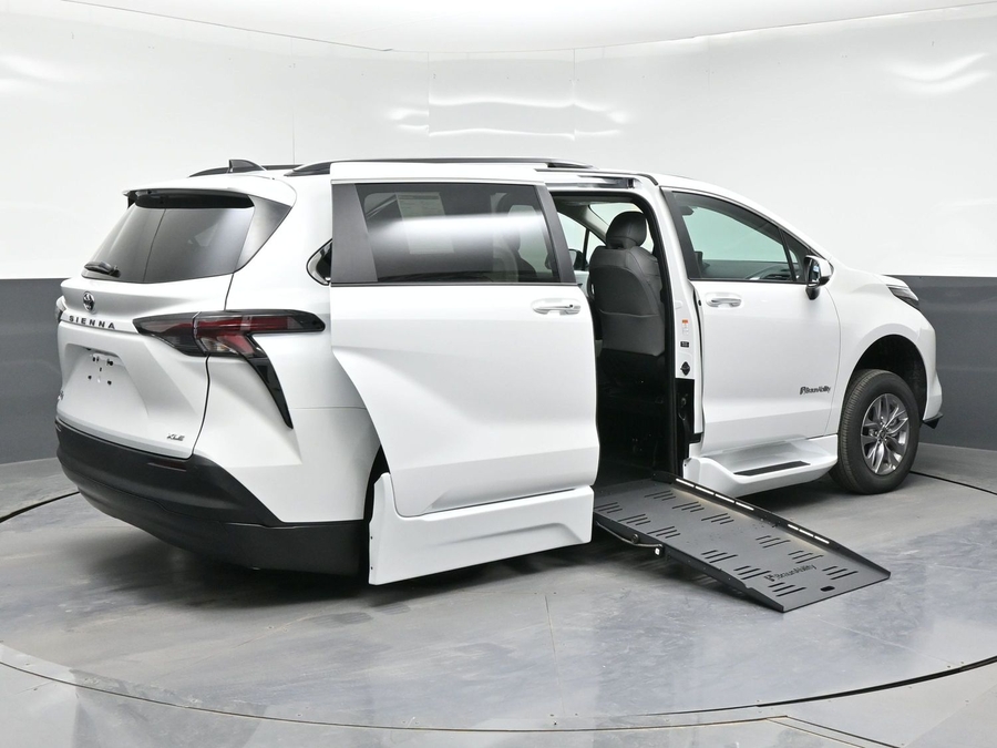 White Toyota Sienna image number 6