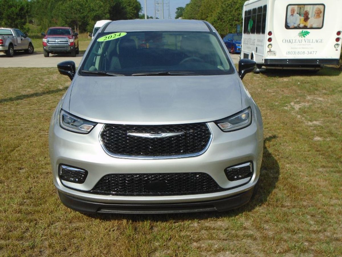Silver Chrysler Pacifica image number 20