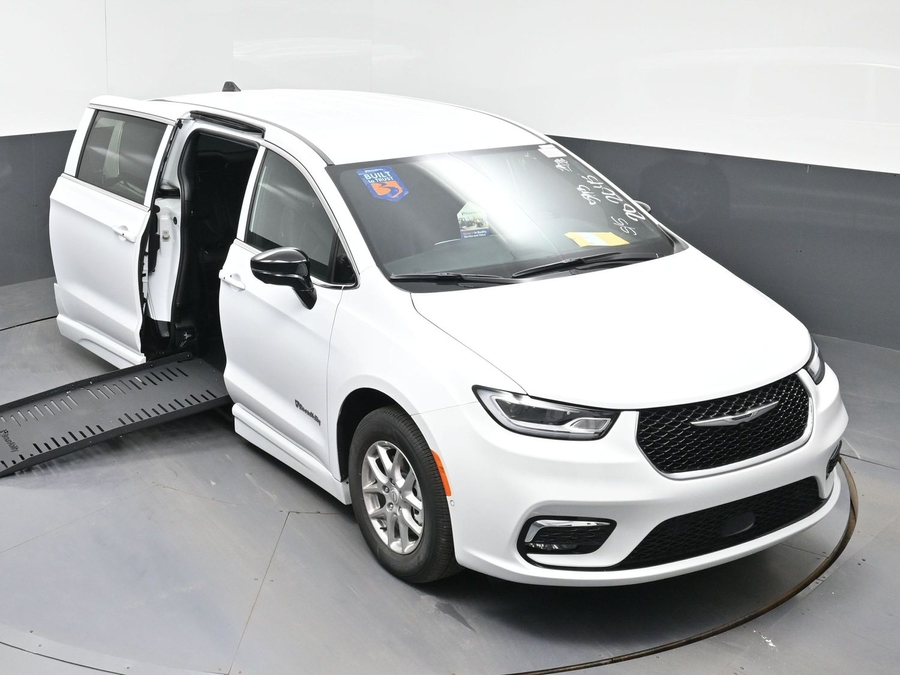 White Chrysler Pacifica image number 22