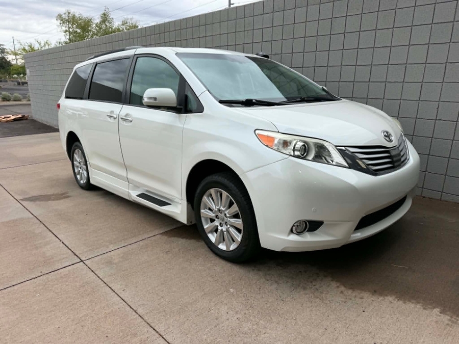 Used 2014 Toyota Sienna Limited - BraunAbility Side Entry Fold Out Automatic Ramp