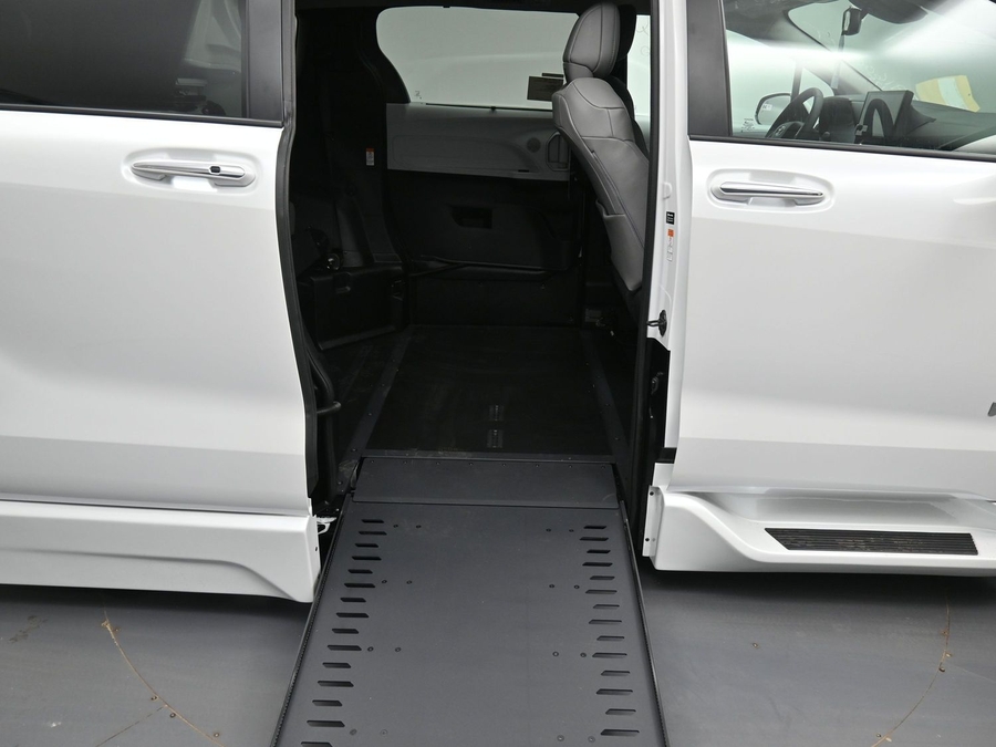 New 2026 Toyota Sienna Hybrid XLE Base - BraunAbility Side Entry In Floor Automatic Ramp