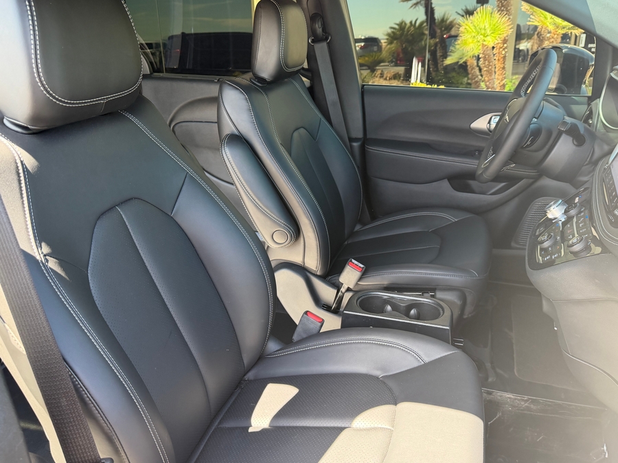 Used 2025 Chrysler Pacifica Select - BraunAbility Side Entry Fold Out Automatic Ramp