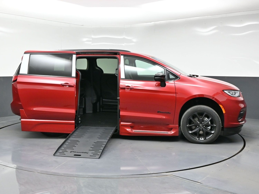 New 2026 Chrysler Pacifica Select Sport - BraunAbility Side Entry Fold Out Automatic Ramp