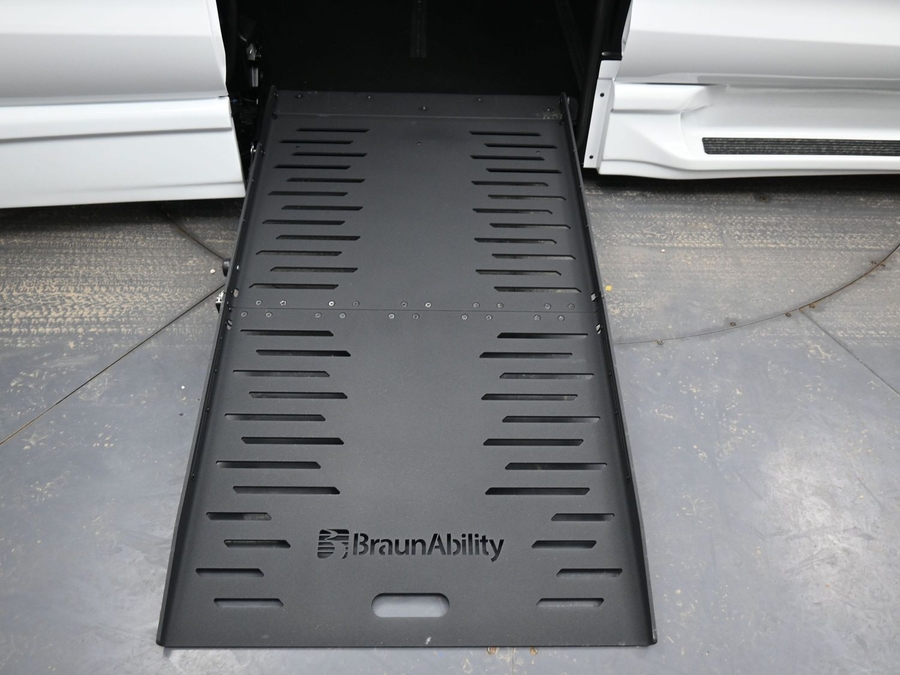 New 2026 Chrysler Pacifica Select Safety - BraunAbility Side Entry Entry Fold Out Automatic Ramp