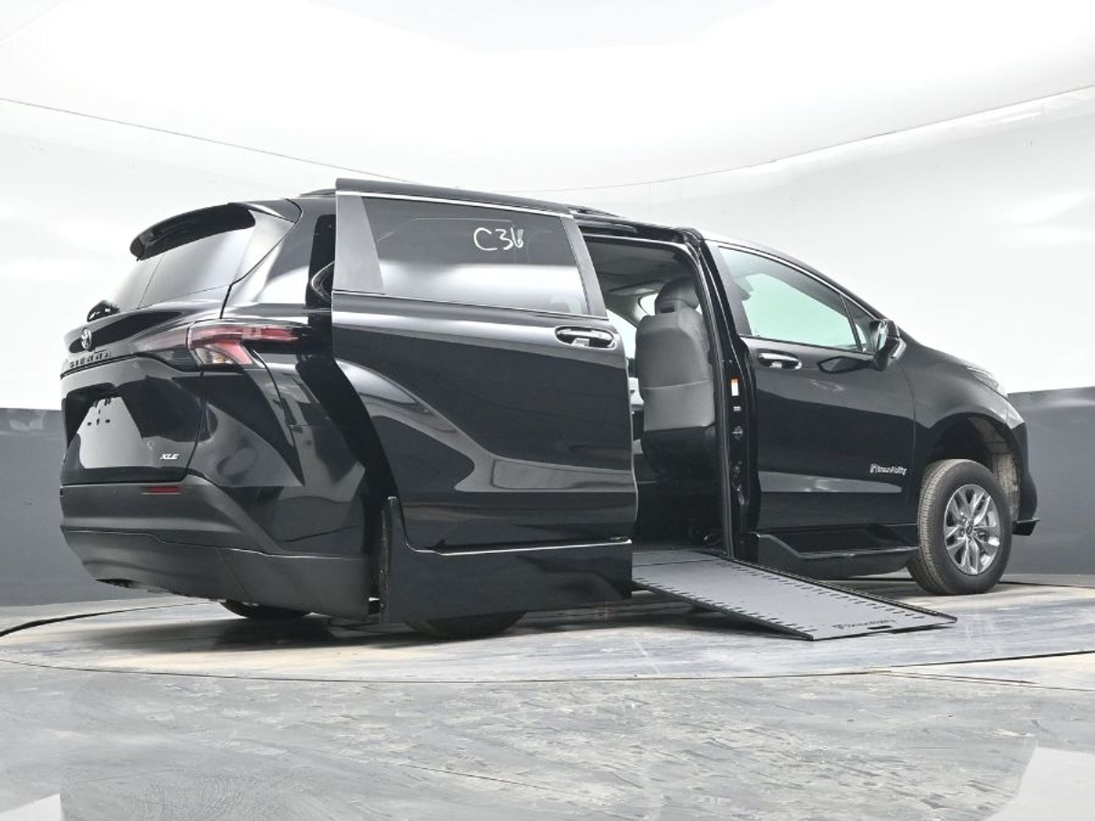 Black Toyota Sienna image number 21