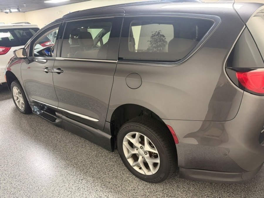 Used 2019 Chrysler Pacifica Touring L - BraunAbility Side Entry Fold Out Automatic Ramp