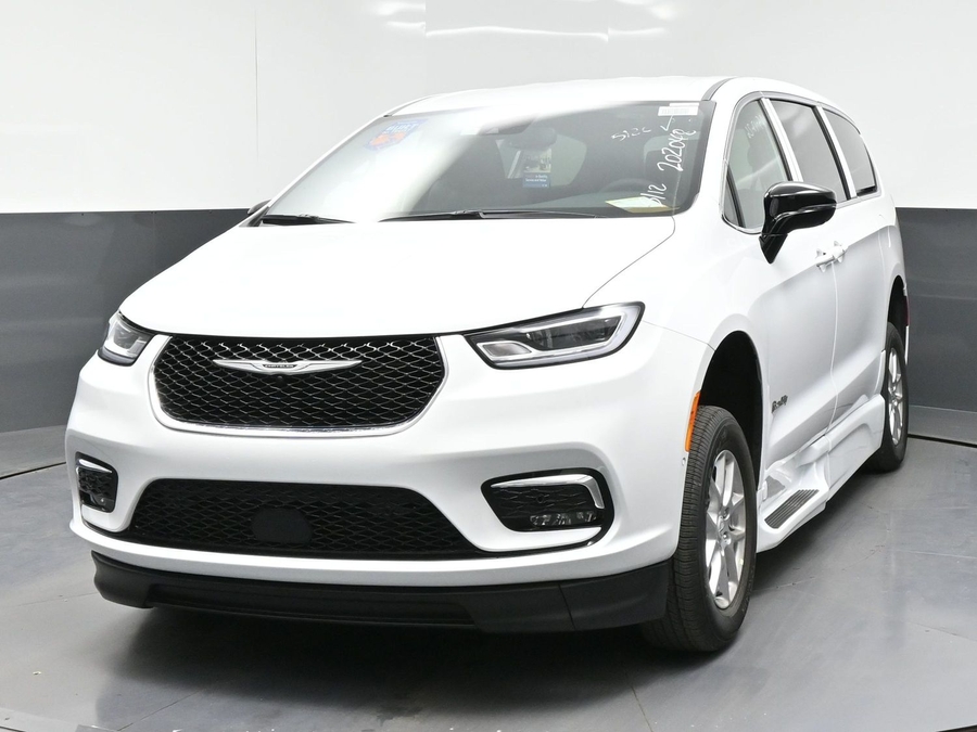 White Chrysler Pacifica image number 13