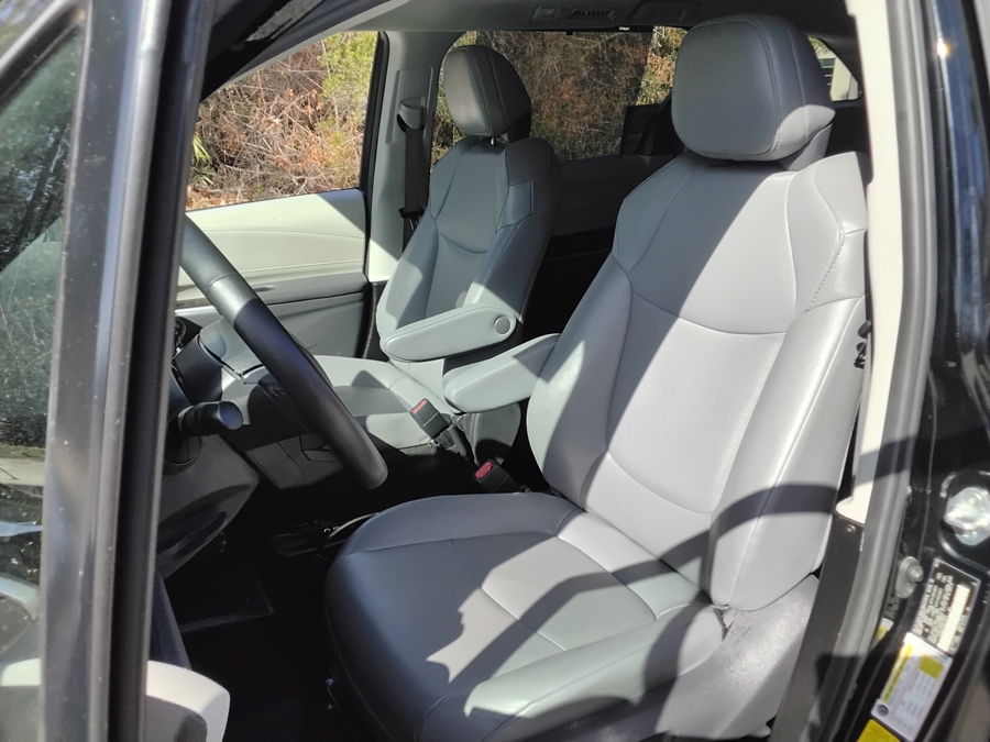 Black Toyota Sienna image number 3