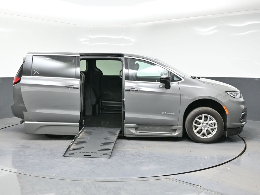 Used 2025 Chrysler Pacifica Select - BraunAbility Side Entry Entry Fold Out Automatic Ramp
