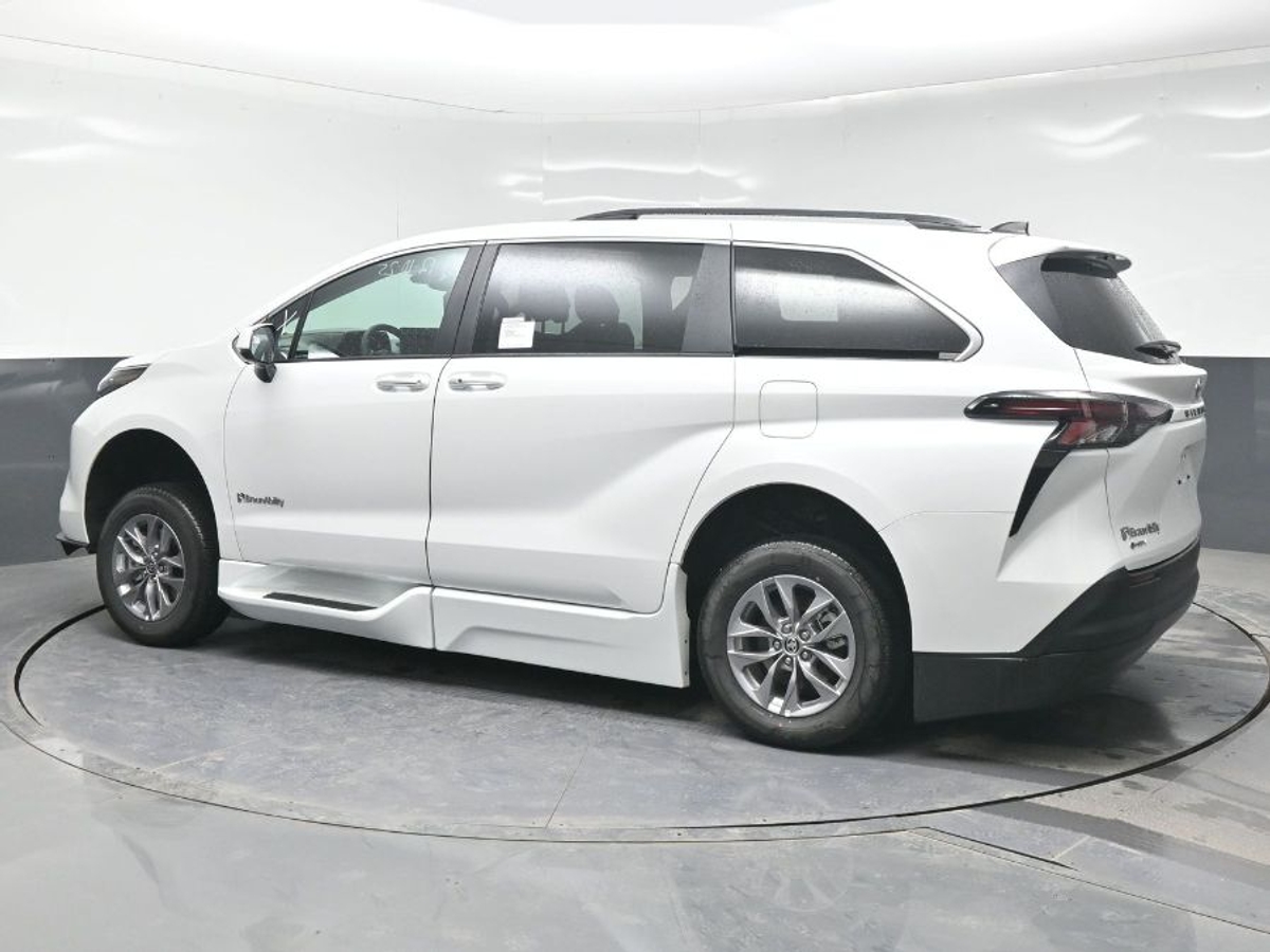 2025 TOYOTA SIENNA - Image 1