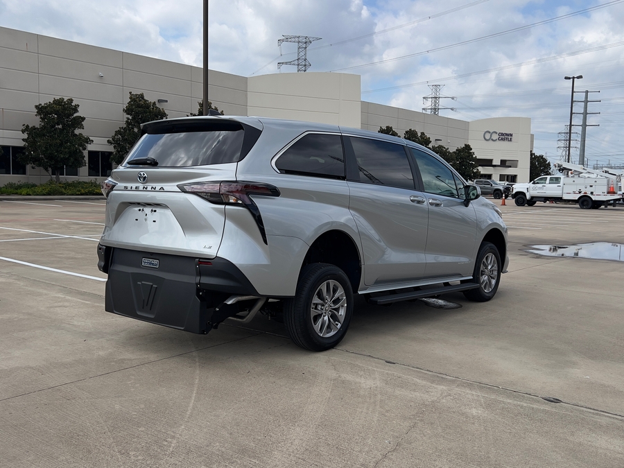 New 2025 Toyota Sienna Hybrid LE - Vantage Mobility Commercial Rear Entry Entry Fold Out Manual Ramp