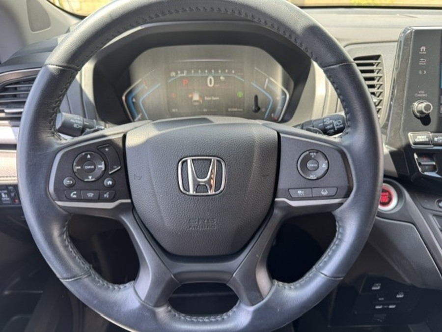 White Honda Odyssey image number 1