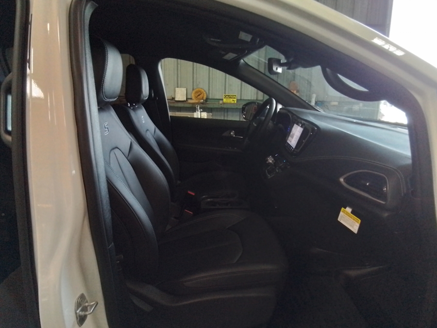 White Chrysler Pacifica image number 37