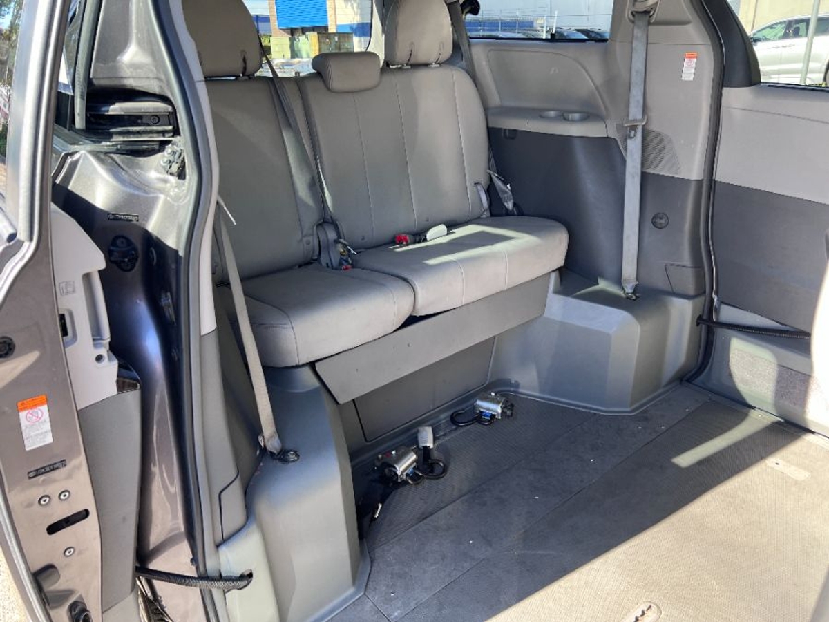 2015 TOYOTA SIENNA - Image 18