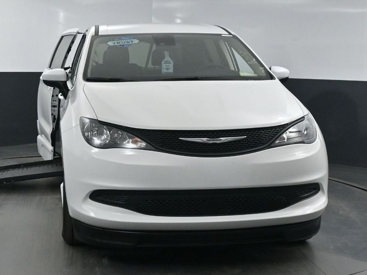 White Chrysler Voyager image number 1