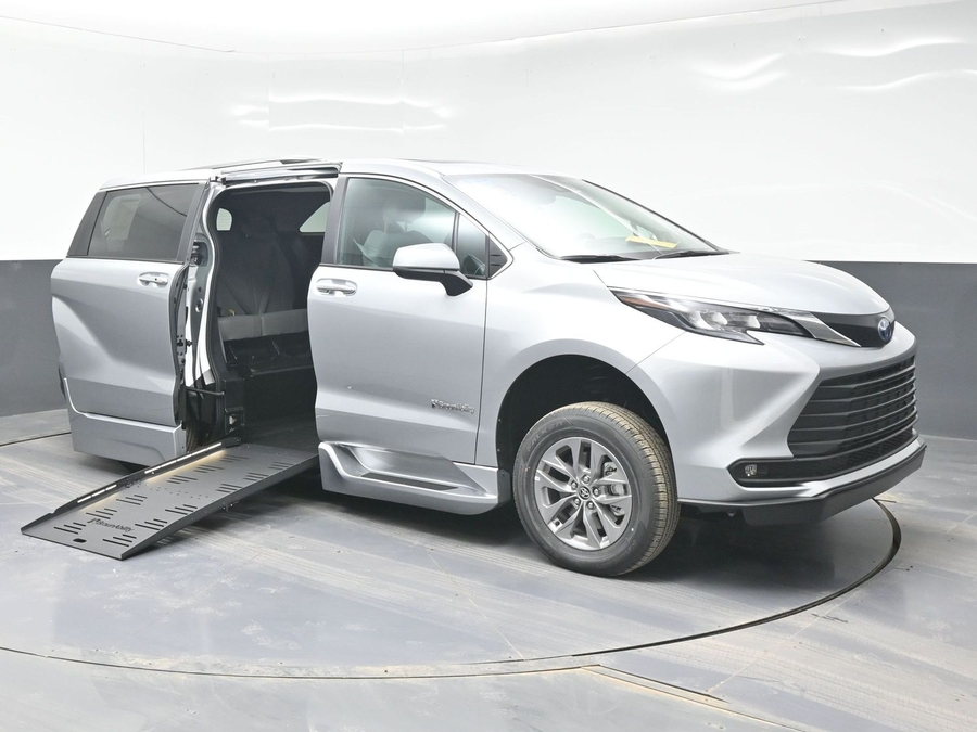 New 2025 Toyota Sienna Hybrid XLE Plus - BraunAbility Side Entry Entry Fold Out Automatic Ramp