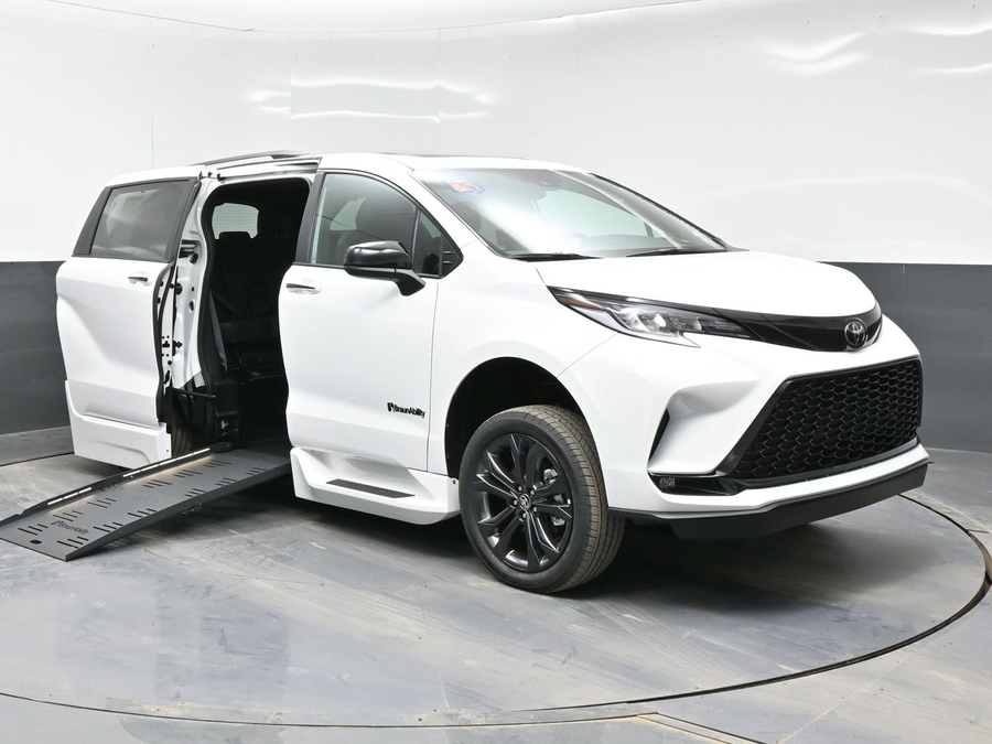 New 2026 Toyota Sienna Hybrid XSE Sport - BraunAbility Side Entry Fold Out Automatic Ramp