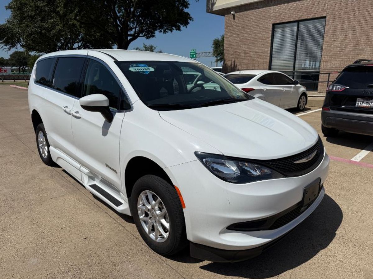 White Chrysler Voyager image number 8