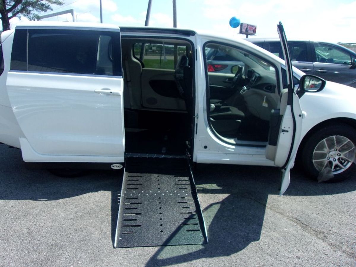 2024 CHRYSLER VOYAGER - Image 8