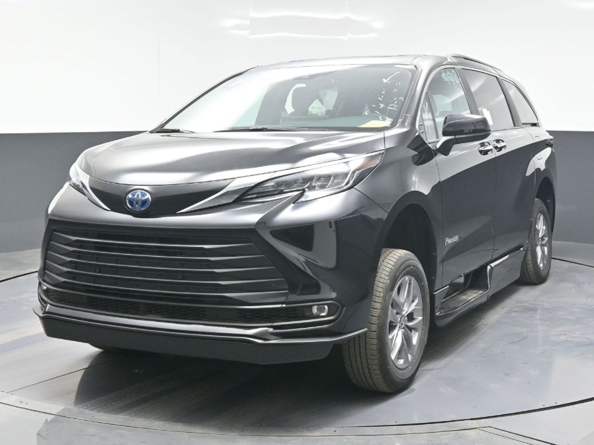 Black Toyota Sienna image number 2