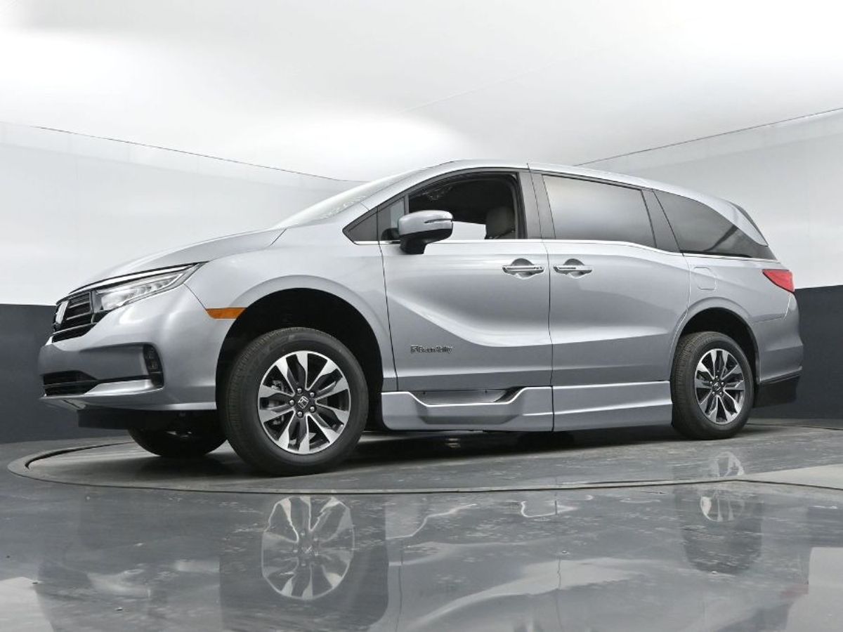 Silver Honda Odyssey image number 10