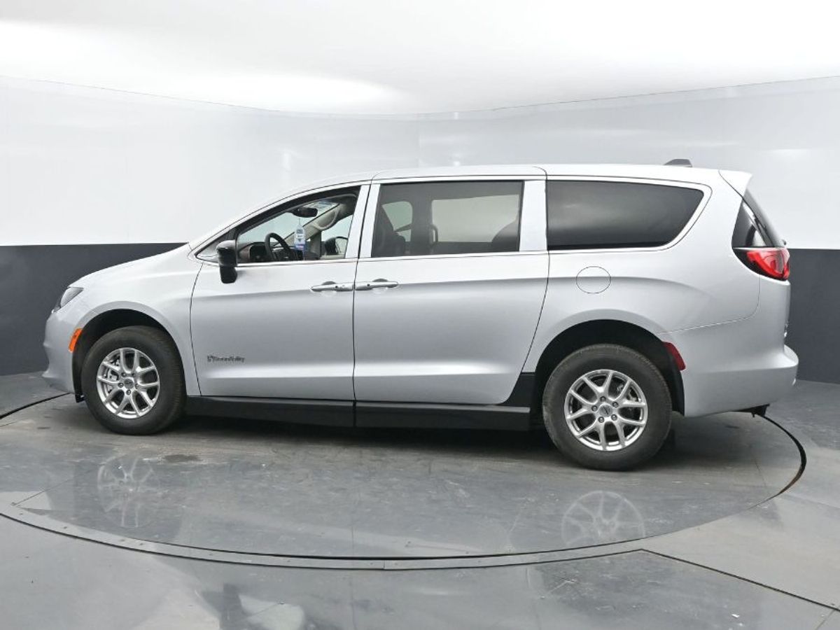 Silver Chrysler Voyager image number 18