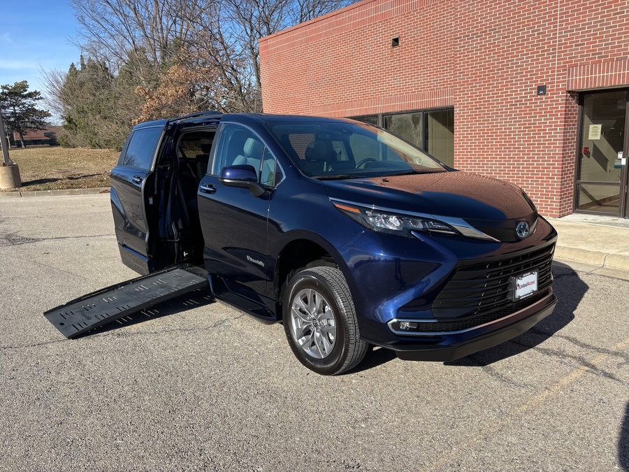 2024 Toyota Sienna XLE's photo