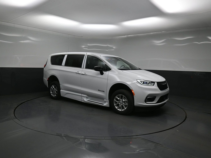 White Chrysler Pacifica image number 14