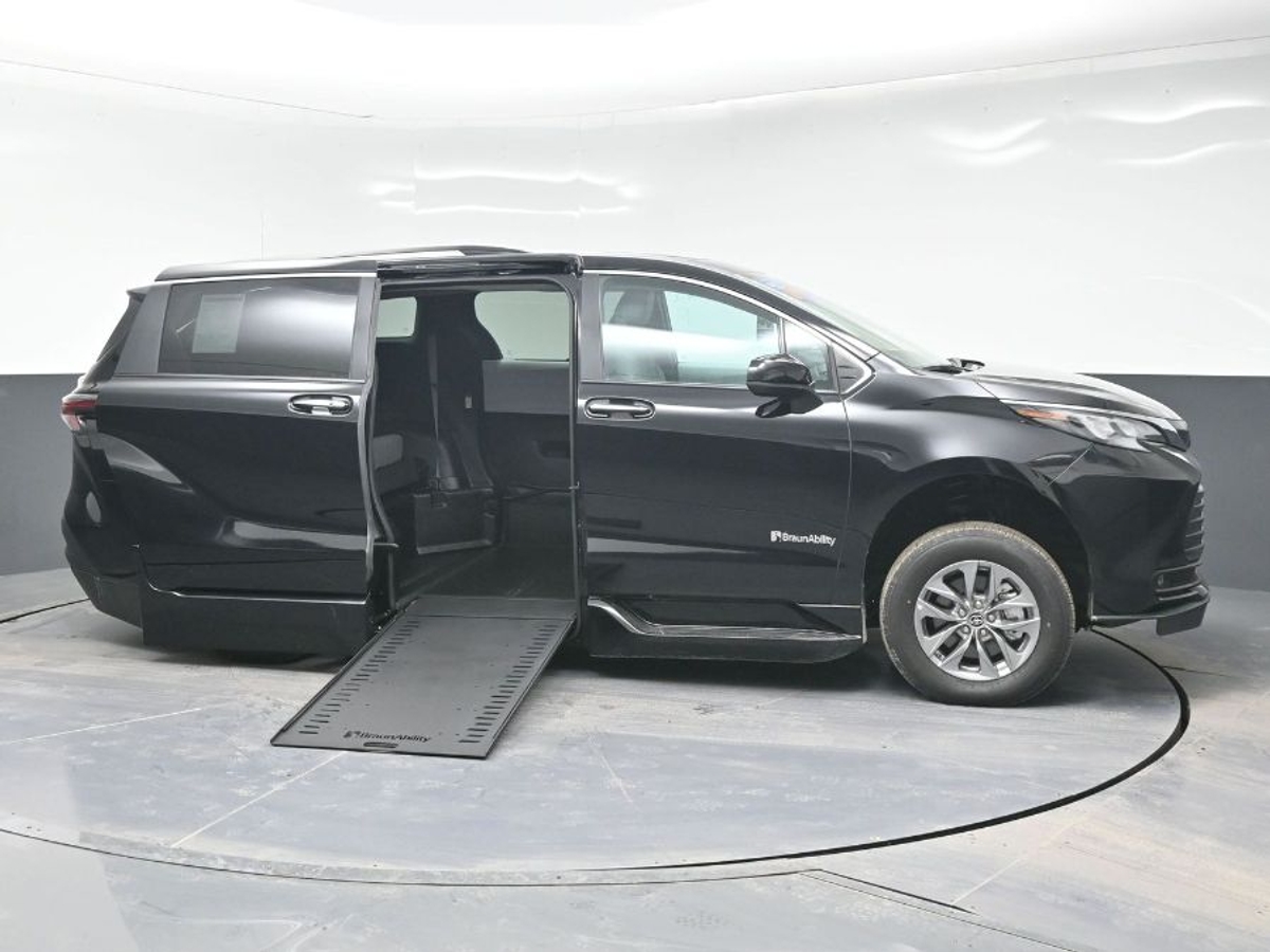 Black Toyota Sienna image number 7