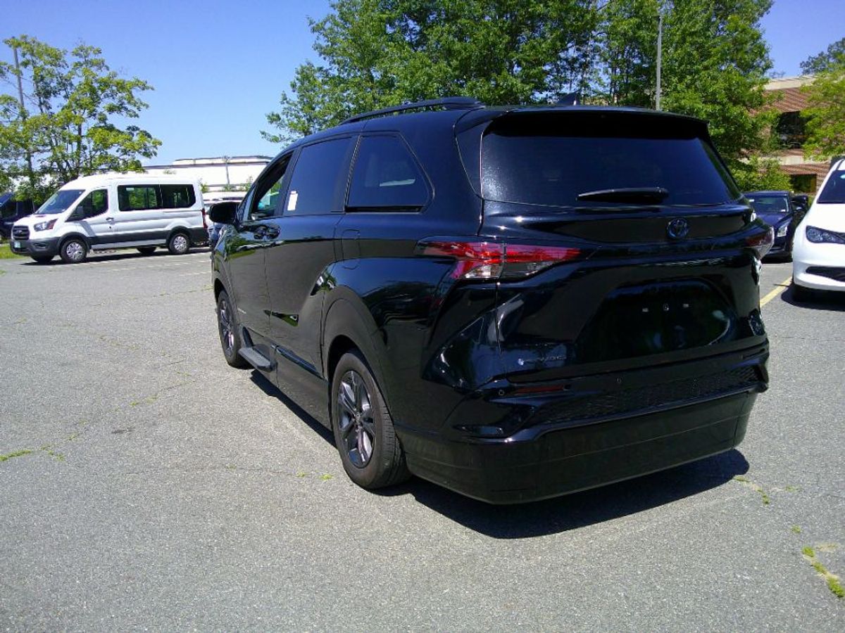 Black Toyota Sienna image number 9