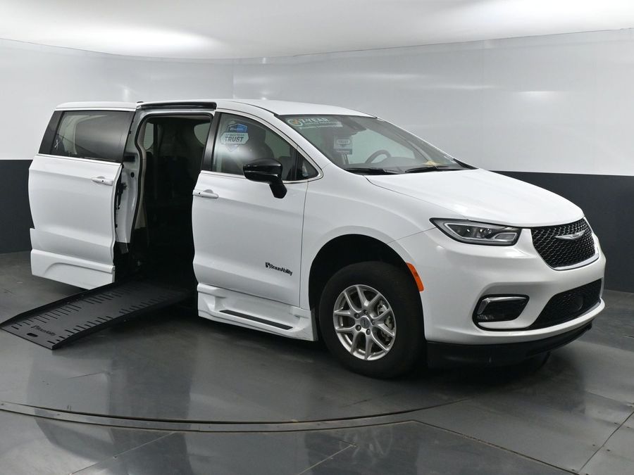 Used 2024 Chrysler Pacifica Touring L - BraunAbility Side Entry Entry Fold Out Automatic Ramp