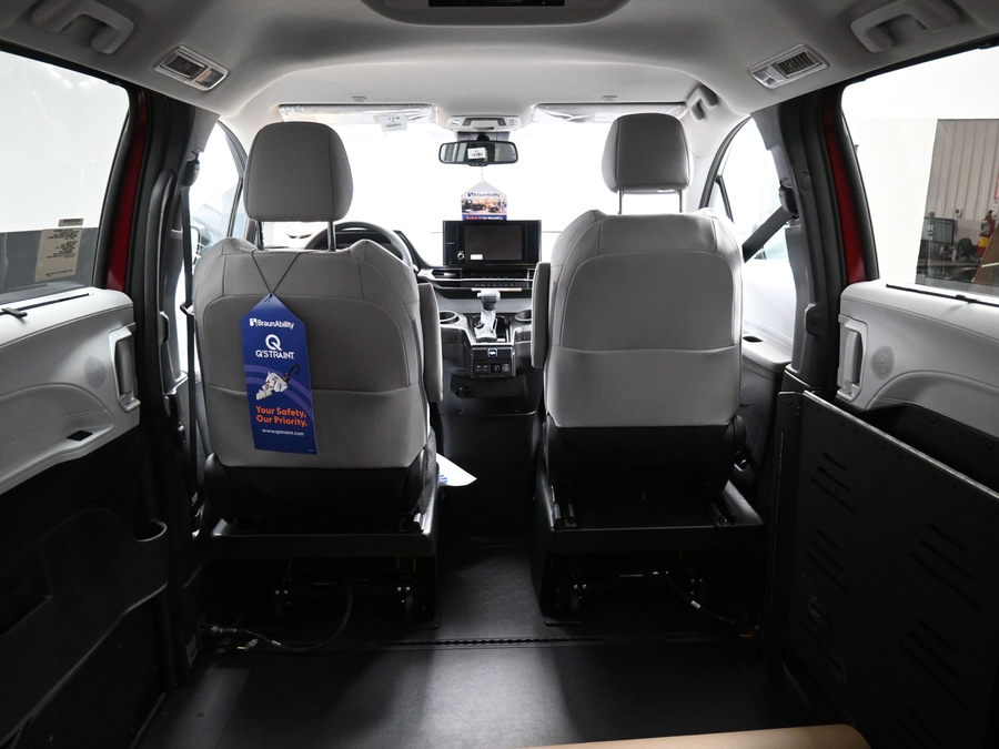 New 2026 Toyota Sienna Hybrid LE - BraunAbility Side Entry Fold Out Automatic Ramp
