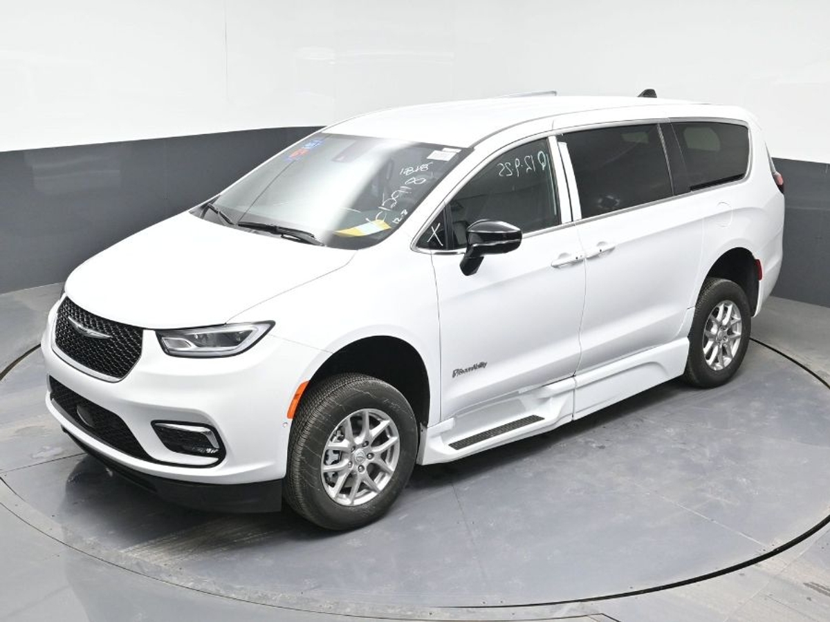 White Chrysler Pacifica image number 23