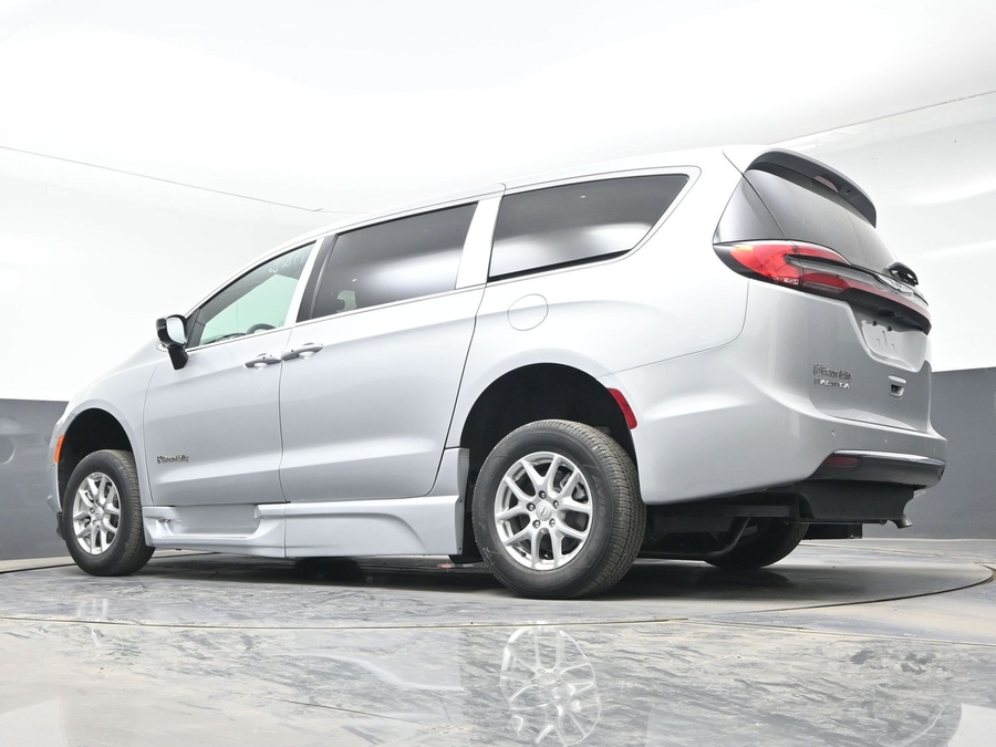 New 2026 Chrysler Pacifica Select Safety - BraunAbility Side Entry Fold Out Automatic Ramp