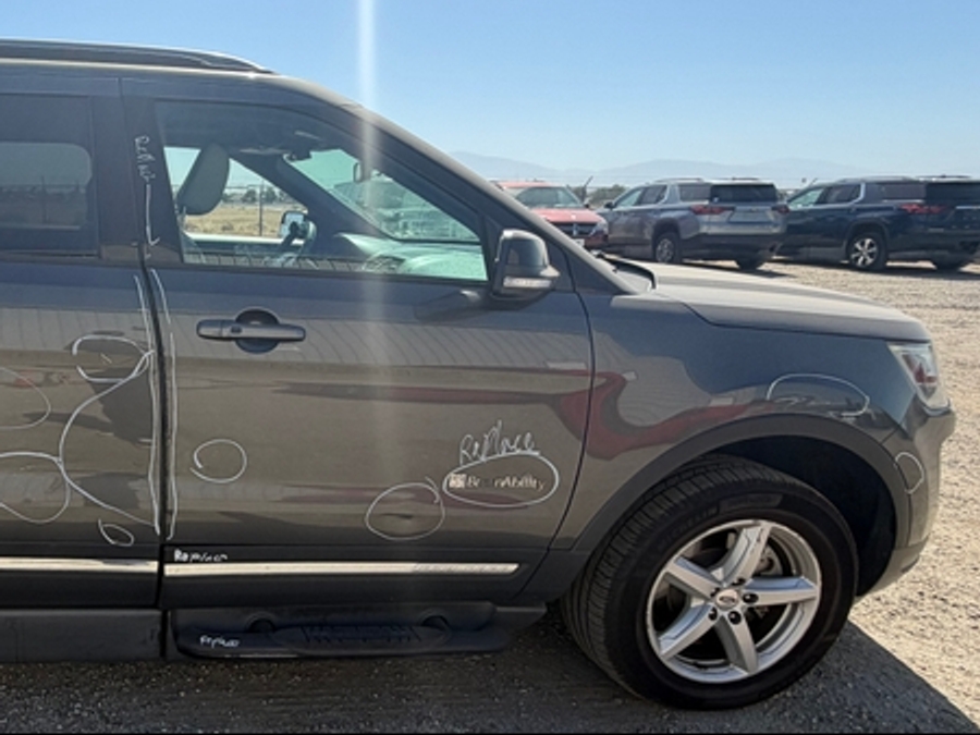  Ford Explorer image number 8