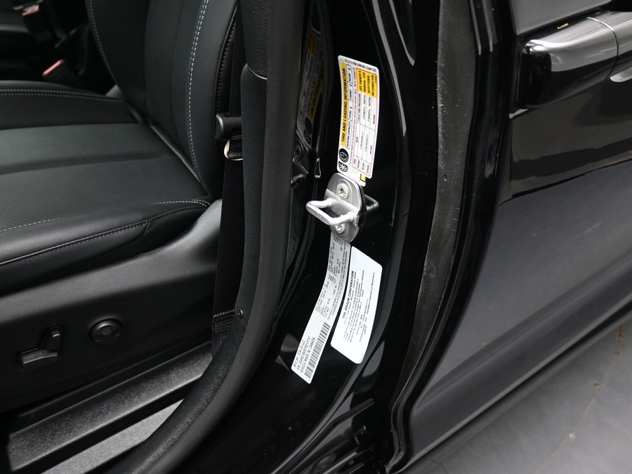 Black Chrysler Pacifica image number 17