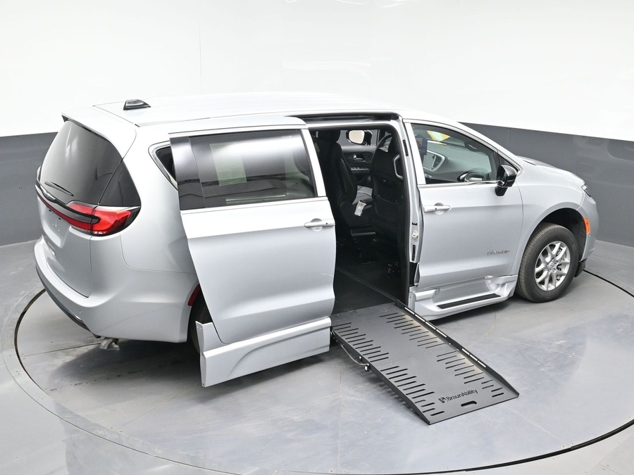 Silver Chrysler Pacifica image number 17